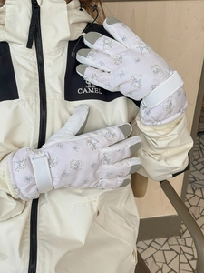 Details von Skihandschuhen mit Hasenprint und verstellbarem Klettverschluss am Handgelenk