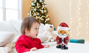 Gros plan d'un jouet Père Noël mécanique marchant sur une table pour Noël