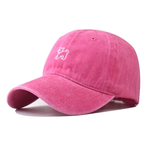 Détail de la casquette rose en coton délavé avec broderie chat blanc et style vintage