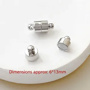 Nahaufnahme eines 6x13mm silbernen Magnetverschlusses für Schmuck auf Stein
