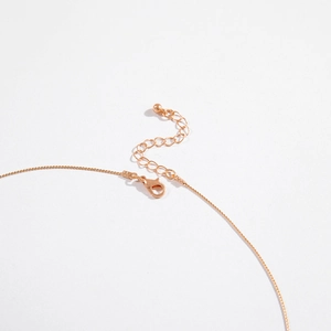 Collier gland Ginkgo avec fermoir mousqueton en or rose et détail de chaîne d'extension