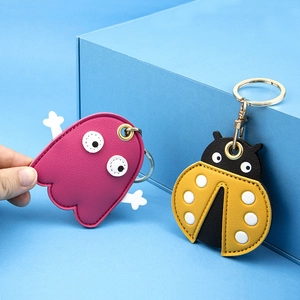Porte-clés mignons en similicuir avec motif fantôme rose et coccinelle jaune et anneau doré