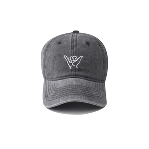 Detalle de gorra de algodón gris oscuro lavado vintage con bordado blanco de gesto shaka