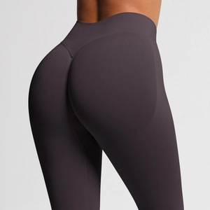 Detailansicht der High-Waist Seamless-Yogahose mit Push-Up-Effekt und geripptem Stoff