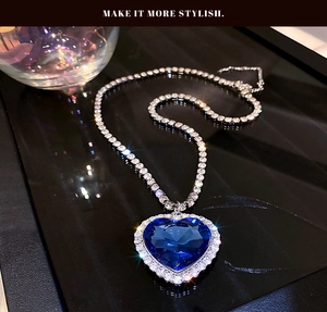 Detailansicht der luxuriösen blauen Herz-Kristallhalskette mit Strass-Halo und Tenniskette