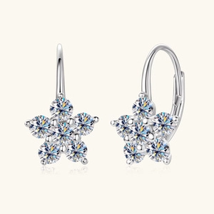 Detail of flower-shaped S925 silver earrings with sparkling moissanite stones
