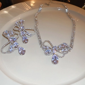 Elegantes Set aus Choker-Halskette mit Schleife und Wassertropfen-Kristall mit Ohrringen