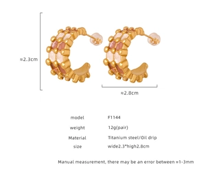 Detailed size specifications of C-shaped titanium steel earrings with dimensions in cm