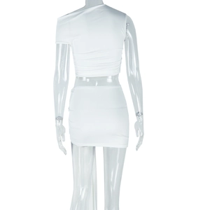Vue arrière d'un ensemble crop top blanc à une épaule et mini-jupe moulante