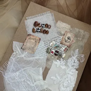 Retro-Nägel zum Aufkleben mit Marmortextur und handgemalten Bärenmotiven auf Spitze