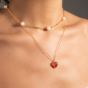 Collana a due strati in acciaio oro 18K con ciondolo a cuore rosso e perle