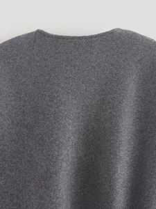 Vue macro de la texture du tissu en laine gris foncé sur le col du blouson aviateur