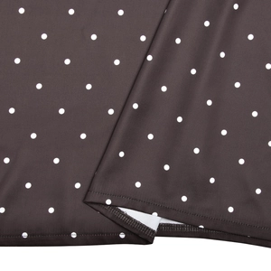 Vue détaillée du tissu à pois de la blouse avec coutures et doublure blanche