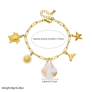Goldenes Edelstahl-Armband mit Muschel- und Seesternanhängern auf weißem Hintergrund