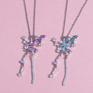 Colliers en argent avec pendentifs papillon rose et bleu ornés de zircons brillants