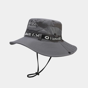 Détail du chapeau de pêche gris avec empiècements en maille respirante et broderie