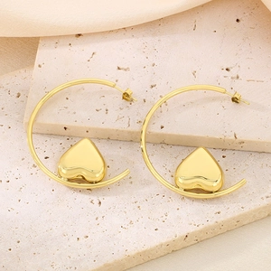 Detail of 18k gold plated stainless steel hoop earrings with 3D heart charms