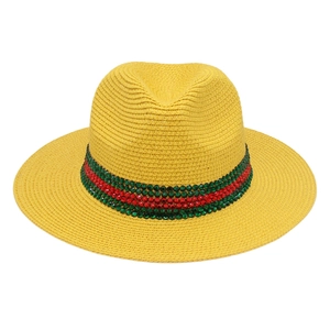 Détail du chapeau Panama jaune avec ruban décoratif en strass vert et rouge chic