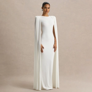 Elegante abito lungo bianco con design a mantella unico e tessuto plissettato fluente