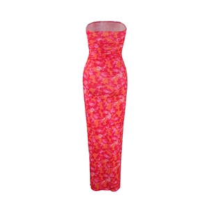 Vue détaillée de l'imprimé floral rose et orange sur la robe longue bustier ajustée