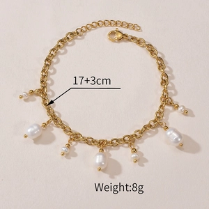 Detail of 17+3cm golden chain bracelet featuring seven white pearls and lobster clasp