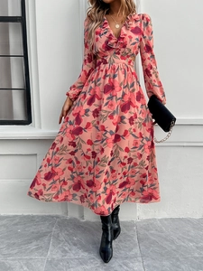 Détail de robe fleurie rose avec col en V à volants, découpes à la taille et manches