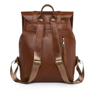 Vista posteriore dello zaino vintage in pelle PU marrone con spallacci regolabili su bianco