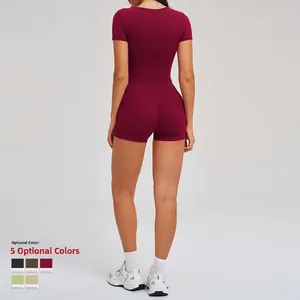 Ensemble de yoga bordeaux pour femmes avec t-shirt manches courtes et short gainant