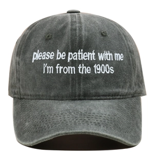 Gros plan de la broderie blanche sur une casquette vintage en coton gris foncé