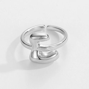 Makroaufnahme der silbernen Buchstaben E Skulptur Ring mit glatter Oberfläche und verstellbar