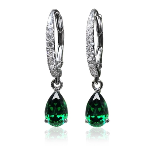 Macro di orecchini a goccia con smeraldo verde e pavé di zirconi in argento
