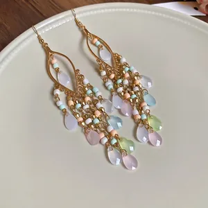 Böhmische mehrfarbige Quastenohrringe mit Acrylperlen und goldenen Tropfenanhängern
