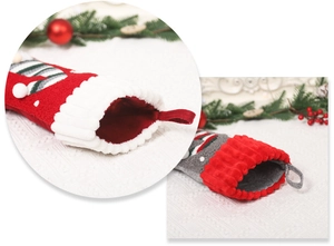 Détail du revers de la chaussette de Noël tricotée avec boucle et gnome en peluche