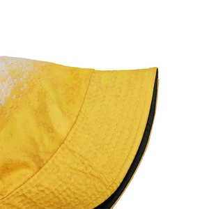 Dettaglio macro del cappello alla pescatora giallo in cotone con cuciture rinforzate