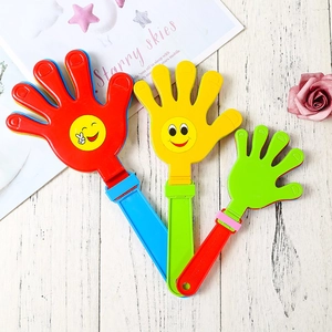 Tre mani battimani colorate in plastica con faccine sorridenti per feste ed eventi sportivi