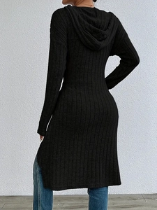 Détail d'un sweat à capuche en maille côtelée noire avec fentes latérales pour femme
