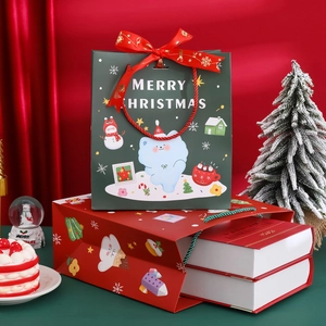 Sacs cadeaux de Noël avec motifs festifs et rubans à nœuds rouges en rouge et vert