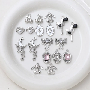 Pendentifs en alliage argenté avec formes de cœur et nœud pour bracelets et colliers DIY
