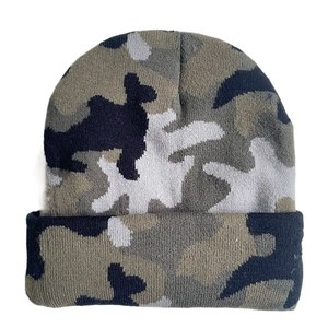 Détail du bonnet en maille camouflage avec texture épaisse et motif noir gris olive