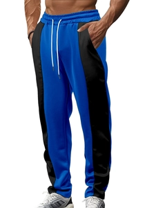 Dettaglio della vita elastica con coulisse bianca sui pantaloni sportivi blu uomo