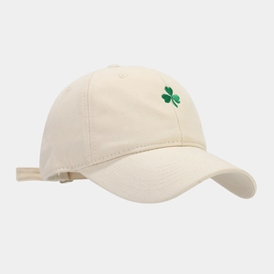 Détail de la broderie trèfle vert sur une casquette de baseball en coton crème doux
