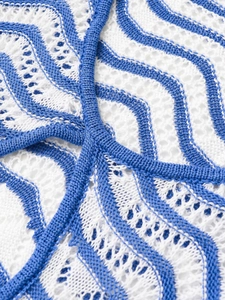 Detailaufnahme der blau-weiß gestreiften Textur des hohlen Strickgewebes