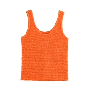 Detail des orangefarbenen Strick-Tops mit Pailletten und feiner Häkelstruktur