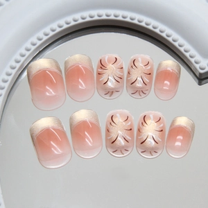 Faux ongles œil de chat dégradé français avec paillettes champagne et motifs d'art