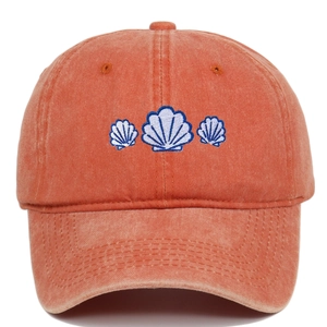 Detail der vintage gewaschenen orangefarbenen Baseballkappe mit blauer Muschelstickerei