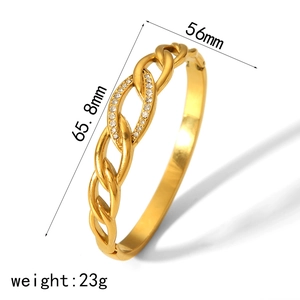 Bracelet jonc ouvert en acier doré entrelacé avec zircons, diamètre interne 56mm