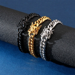 Bracelets gourmette en acier inoxydable poli en or, argent et noir sur un présentoir