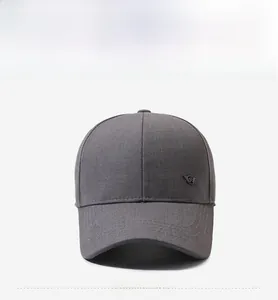 Vorderansicht einer dunkelgrauen Herren-Baseballkappe mit metallischem Flügel-R-Abzeichen