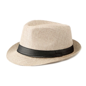 Détail de la texture en lin tressé et du ruban noir sur ce chapeau trilby classique