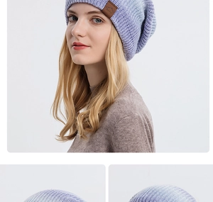Détail de la texture en tricot dégradé violet bleu et du patch montagne en cuir sur le bonnet